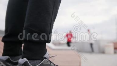街头杂技少年-弗里伦纳表演翻转户外-在运动鞋前不专注